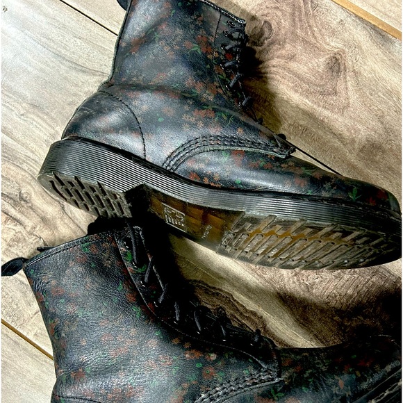 Dr. Martens Shoes - DR MARTEN black leather boots with subtle red flower pattern